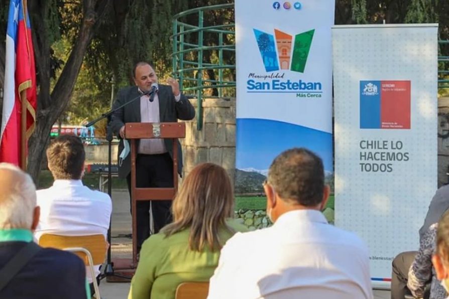 Delegado Presidencial de Los Andes participa en entrega de títulos de domino en San Esteban