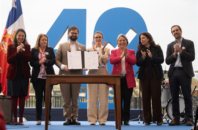 Presidente de la República Gabriel Boric Font en promulgación de ley 40 horas: “No tengo ninguna duda que podemos construir un Chile mejor en donde los trabajadores y trabajadoras vivan con dignidad”