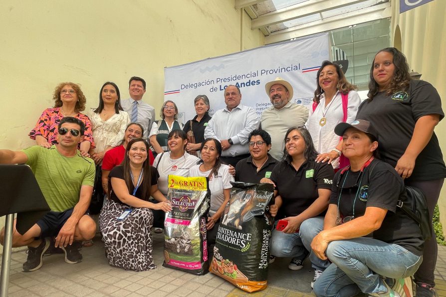 Delegación de Los Andes entrega alimentos de mascotas a organizaciones